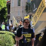 El actor Pedro Pascal en una manifestación