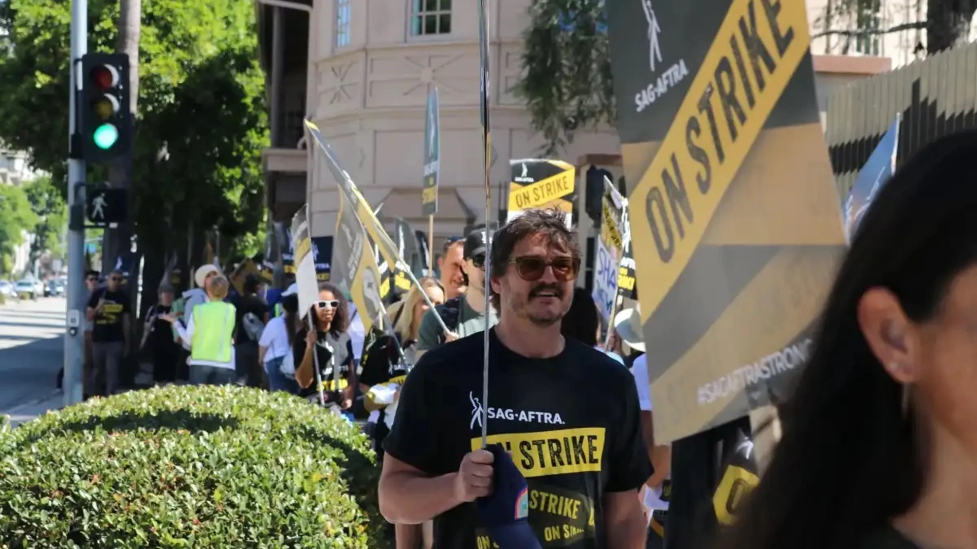 El actor Pedro Pascal en una manifestación