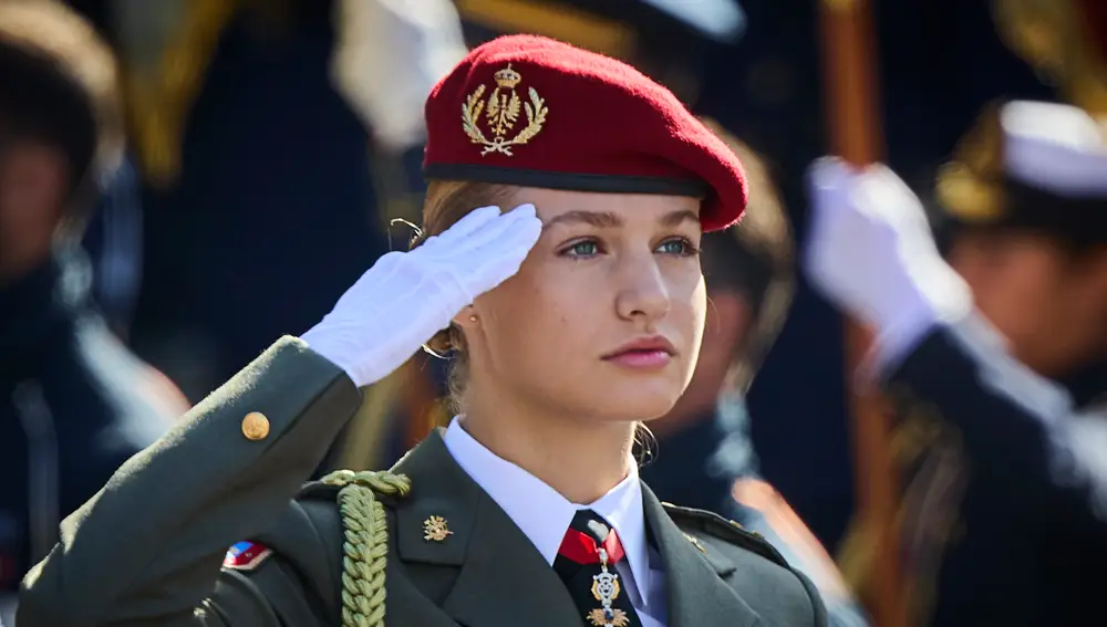 Desfile de las Fuerzas Armadas, 12 de Octubre Fiesta Nacional. Presidido por los reyes Felipe VI y Letizia y la princesa de Asturias, Leonor, con su uniforme militar. Asisten Pedro Sanchez, Alberto Nuñez Feijoo, Santiago Abascal. © Alberto R. Roldán / Diario La Razón. 12 10 2023