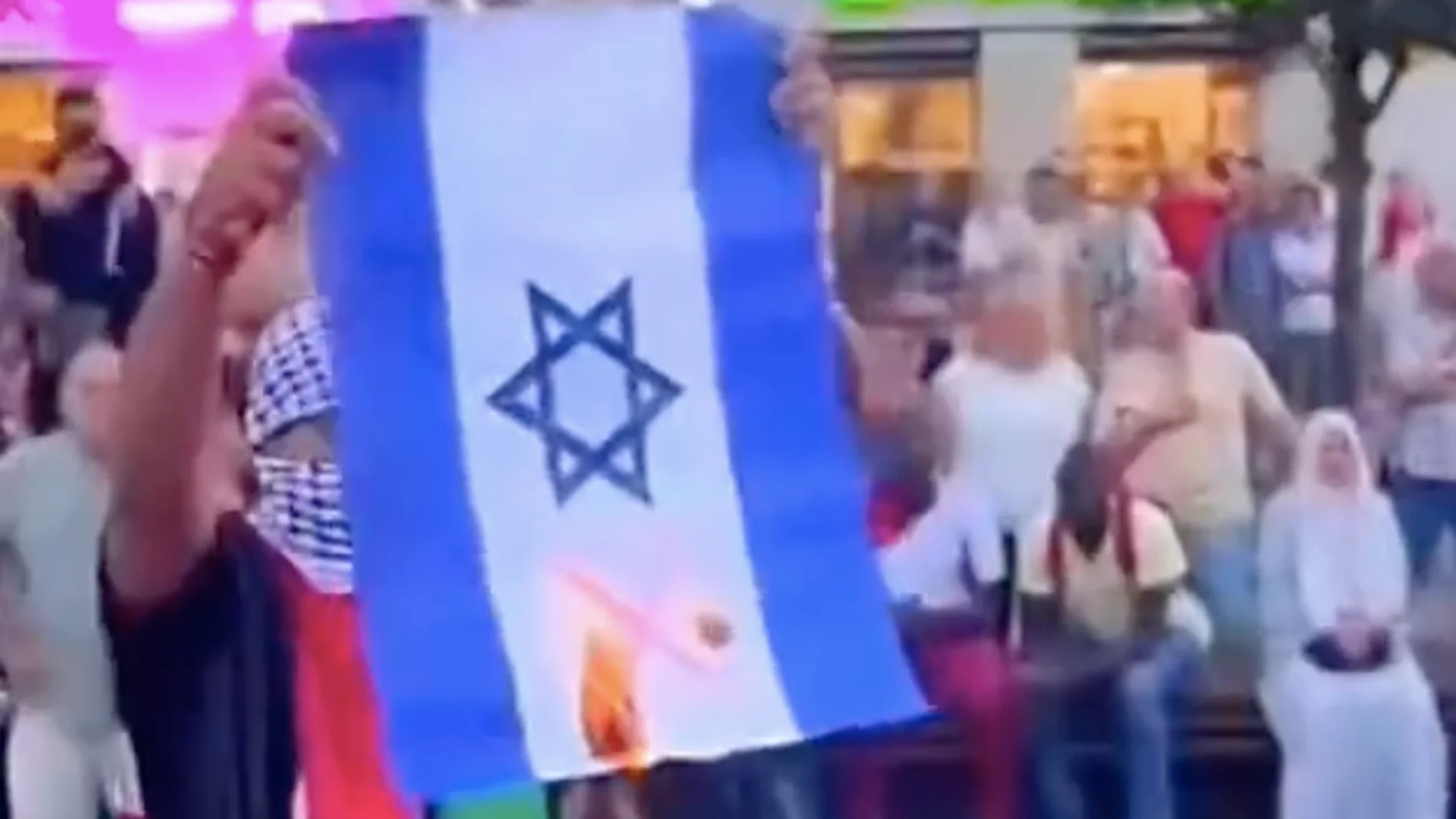 Un manifestante quema una bandera de Israel en Vitoria al grito de ¡Alá es grande!