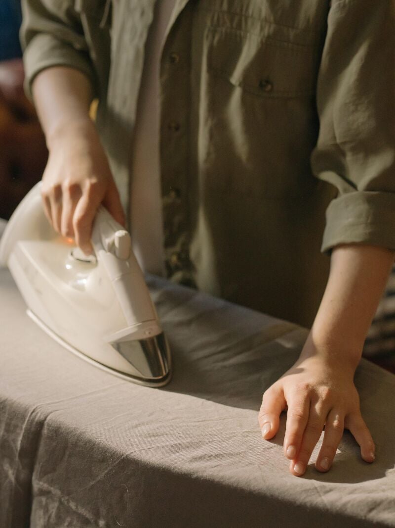 Con un poco de papel de aluminio, podemos hacer que la plancha sea más eficiente