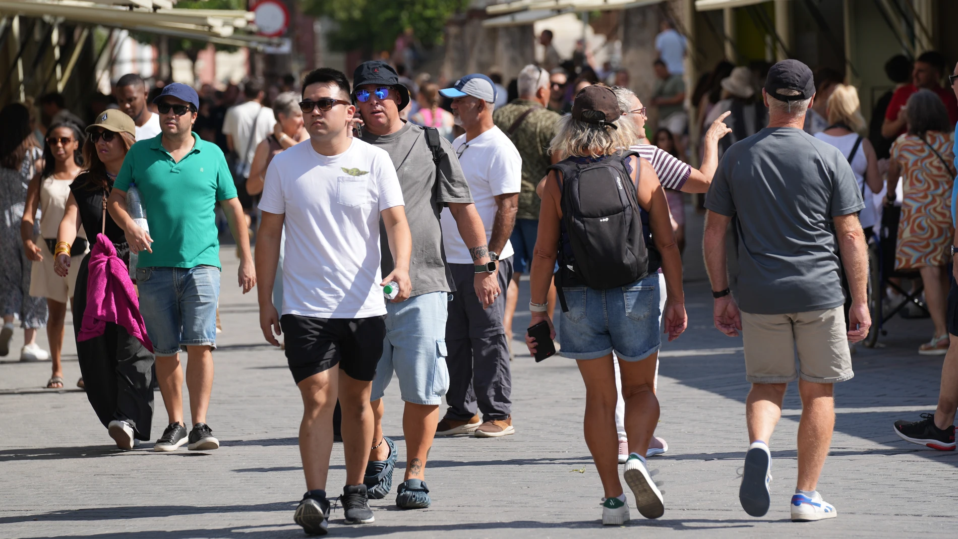 Turistas pasean por los lugares más representativos de la ciudad, a 13 de octubre de 2023, en Sevilla, (Andalucía, España). El puente del 12 de octubre llena de turistas las calles de Sevilla, con unas expectativas del ochenta y cinco por ciento de ocupación.13 OCTUBRE 2023María José López / Europa Press13/10/2023