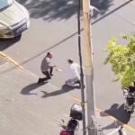 Momento en el que el diplomático israelí es acuchillado por un individuo
