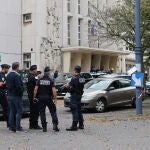Agentes de la Policía Nacional francesa, en las puertas del instituto de Arras donde ha tenido lugar el atentado
