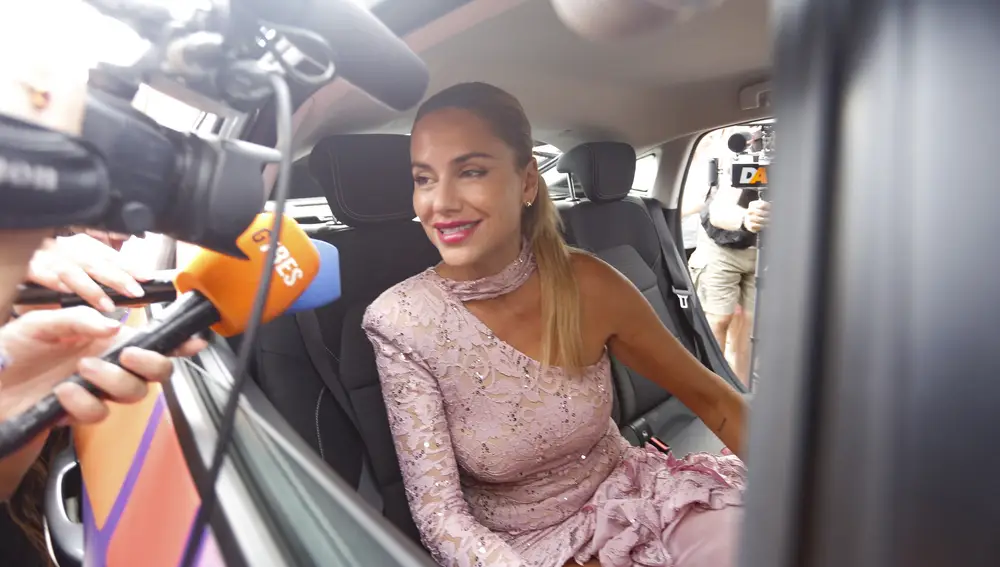 Mónica Hoyos a su llegada a la boda.