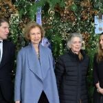 La Reina Sofía, presidenta de honor del Comité Protector de ‘La Música del Reciclajeí, acompañada por su hermana, Irene de Grecia, asisten al concierto navideño que la orquesta organiza en Cine Capitol de la Gran Vía de Madrid, a 26 de diciembre de 2022, en Madrid (España) 26 DICIEMBRE 2022 Raúl Terrel / Europa Press 26/12/2022