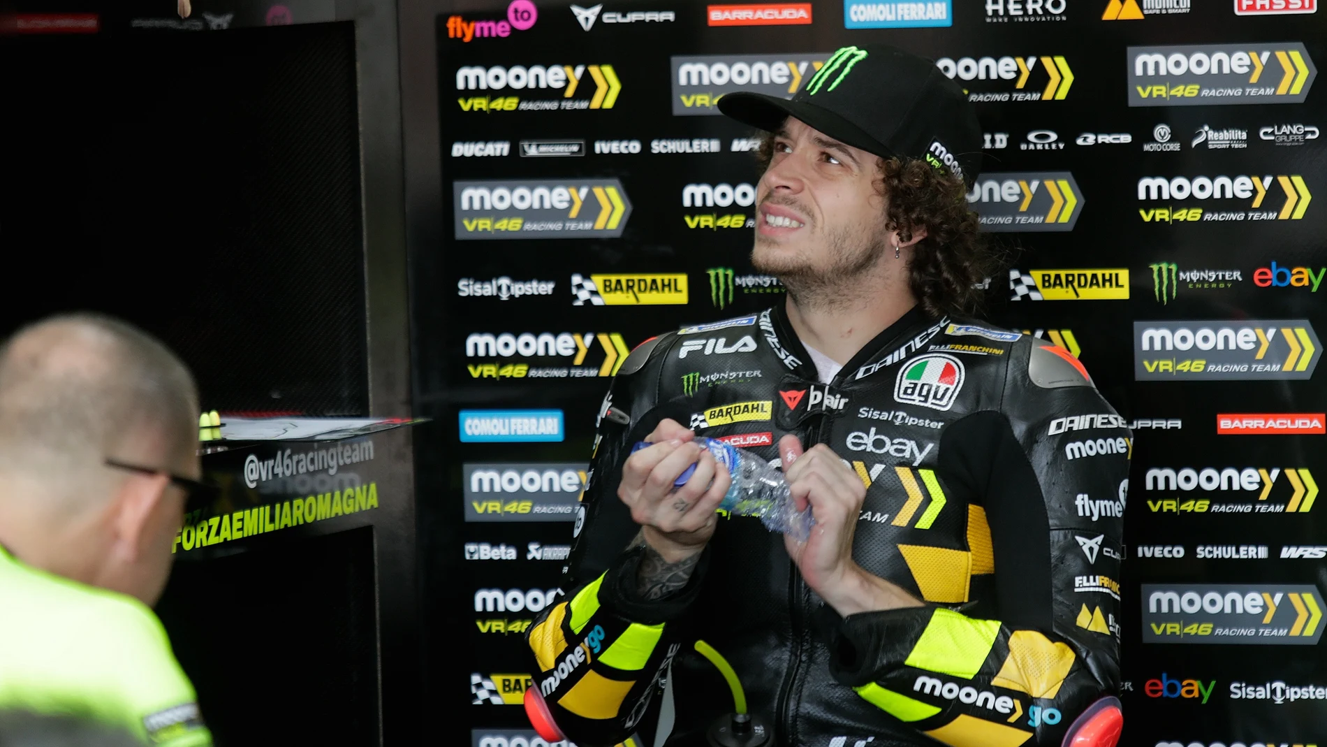 Marco Bezzecchi corre en Indonesia pocos días después de romperse la clavícula