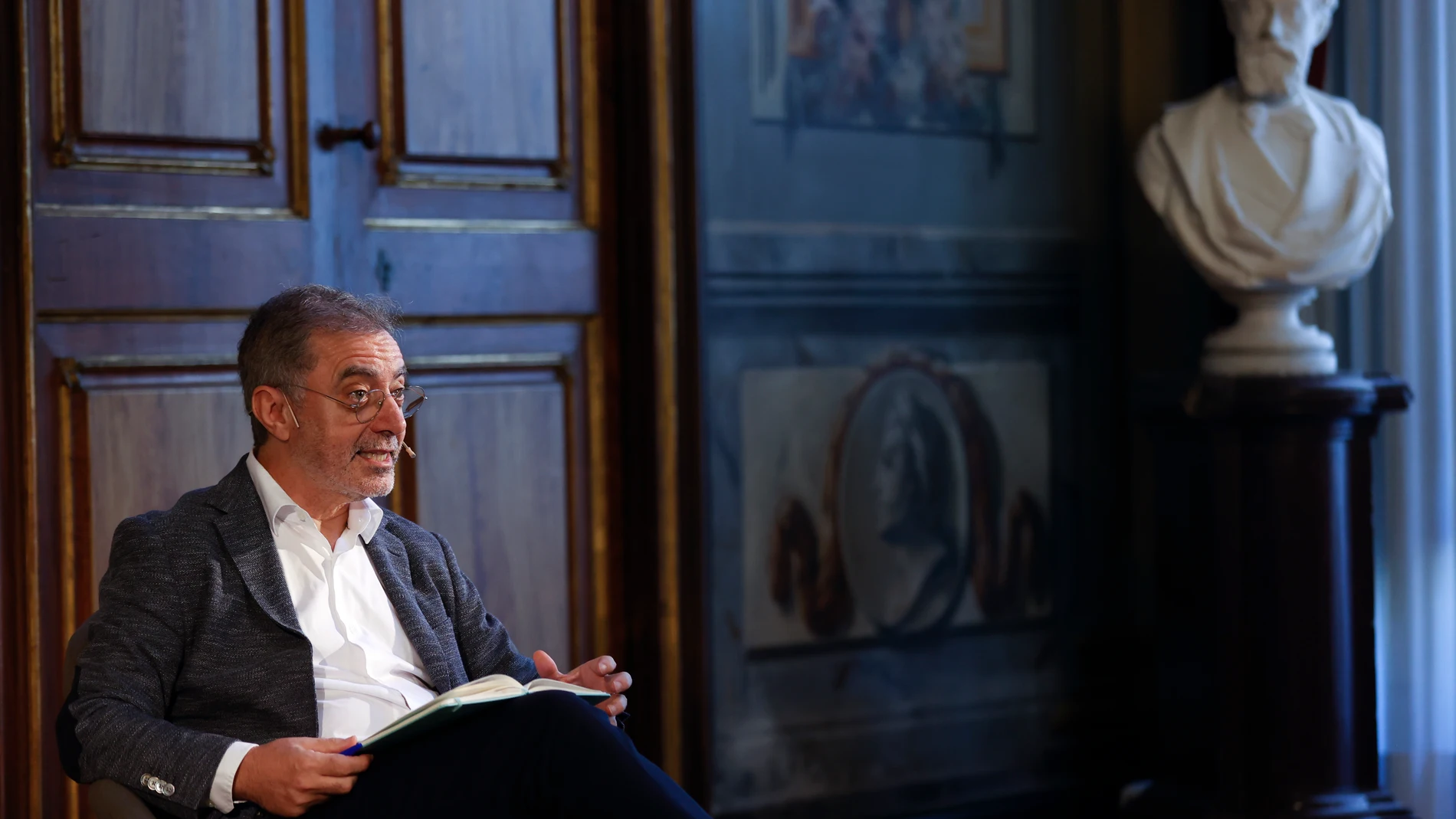 GRAFCAT5077. BARCELONA (ESPAÑA), 13/10/2023.- El nuevo asesor del Departamento de Cultura en el ámbito museístico, Manuel Borja-Villel, este viernes en el Palau Moja de Barcelona donde ha comparecido en rueda de prensa para explicar sus proyectos junto a la consellera de Cultura, Natàlia Garriga y el director del Museu Nacional d’Art de Catalunya MNAC, Pepe Serra EFE/Toni Albir