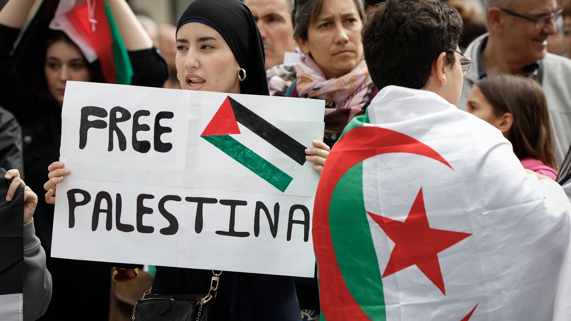GRAFCAV4921. PAMPLONA, 14/10/2023.- Cientos de ciudadanos navarros, entre ellos numerosos de origen palestino y de otros países del mundo árabe, han protestado este sábado en las calles de Pamplona contra la guerra declarada por Israel tras los ataques de Hamás y sus extremas consecuencias especialmente para la población palestina de la franja de Gaza. EFE/ Villar López