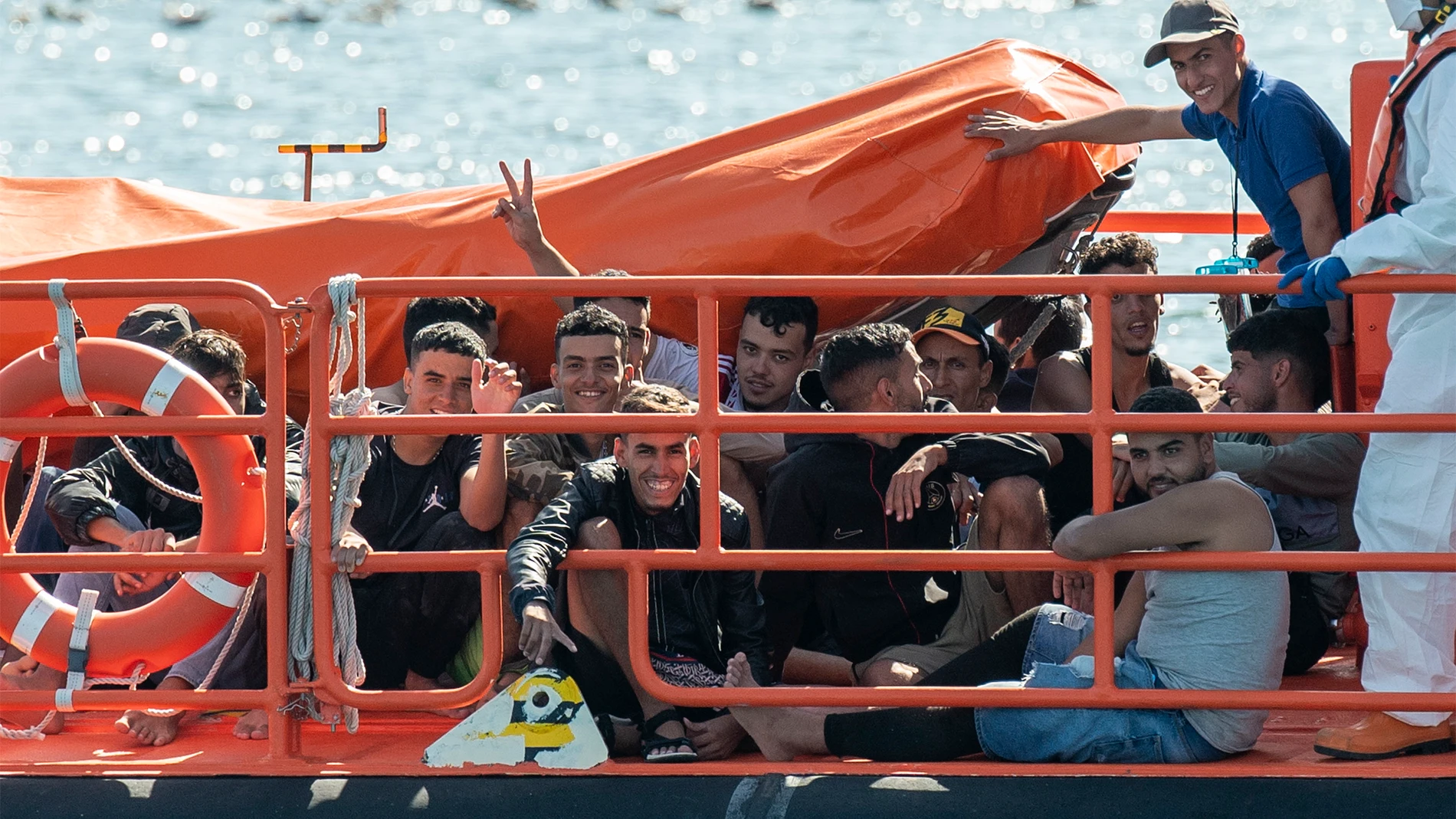 GRAFCAN8466. ARRECIFE (LANZAROTE), 14/10/2023.- Salvamento Marítimo ha rescatado en las últimas horas a unas 290 personas que viajaban a bordo de cinco embarcaciones en aguas canarias, dos en El Hierro, dos en Lanzarote y una en Tenerife. En la imagen, llegada del buque de Salvamento Marítimo Salvamar Al Nair al puerto de Arrecife (Lanzarote) con 43 hombres de origen subsahariano y magrebí, rescatados este sábado cuando viajaban en una embarcación neumática al noreste de Lanzarote. EFE/ Adrie...