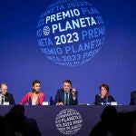 José Creuheras, presidente del Grupo Planeta, con el jurado de esta edición