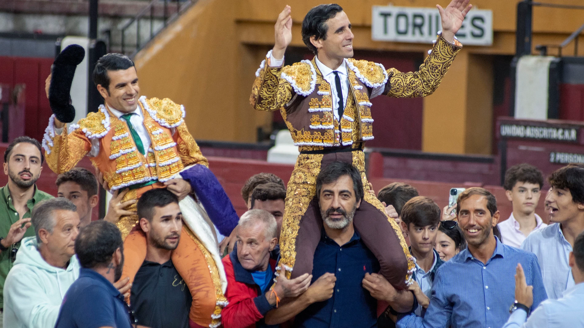 JAÉN (Andalucía), 14/10/2023.- Los diestros Juan Ortega (d) y Emilio de Justo saliendo por la puerta grande hoy en Jaén. El periodista y marido de Nuria Roca, Juan del Val saca a hombros al torero Juan Ortega.- EFE/José Manuel Pedrosa.