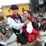 Celebración de la XXIV Fiesta de la Vendimia de la Denominación de Origen Arlanza en Quintana del Puente (Palencia), en la imagen pisada de la uva y reparto del primer mosto