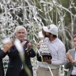 Matthieu Pavon besa la copa de campeón del Open de España