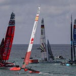  Varias regatas durante la carrera Spain Sail Grand Prix en la bahía de Cádiz. 