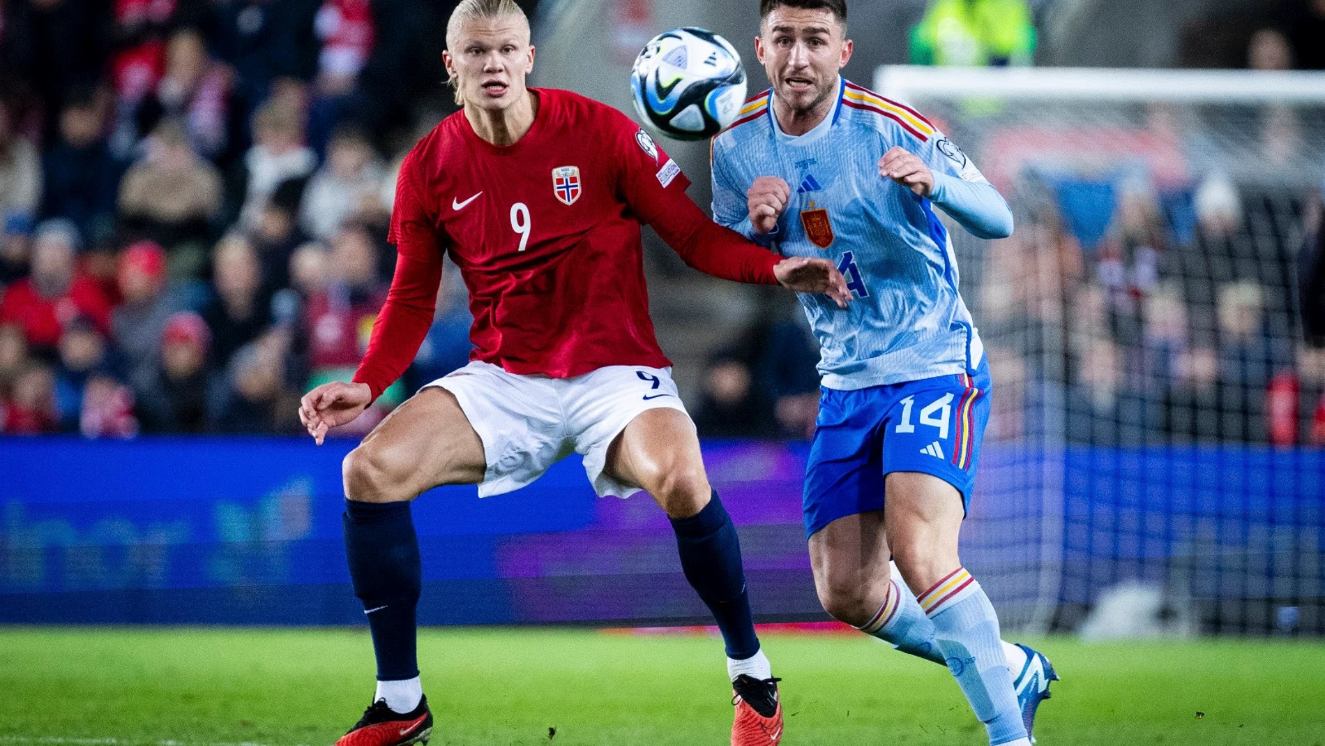GRAF8435. OSLO, 15/10/2023.- El delantero de la selección noruega Erling Braut Haaland (i) lucha con Aymeric Laporte, de la selección española, durante el partido de clasificación para la Eurocopa 2024 que los dos combinados nacionales disputan hoy domingo en el Ullevaal Stadion, en Oslo, Noruega. EFE/RFEF ***SOLO USO EDITORIAL / SÓLO DISPONIBLE PARA ILUSTRAR LA NOTICIA QUE ACOMPAÑA (CRÉDITO OBLIGATORIO)***