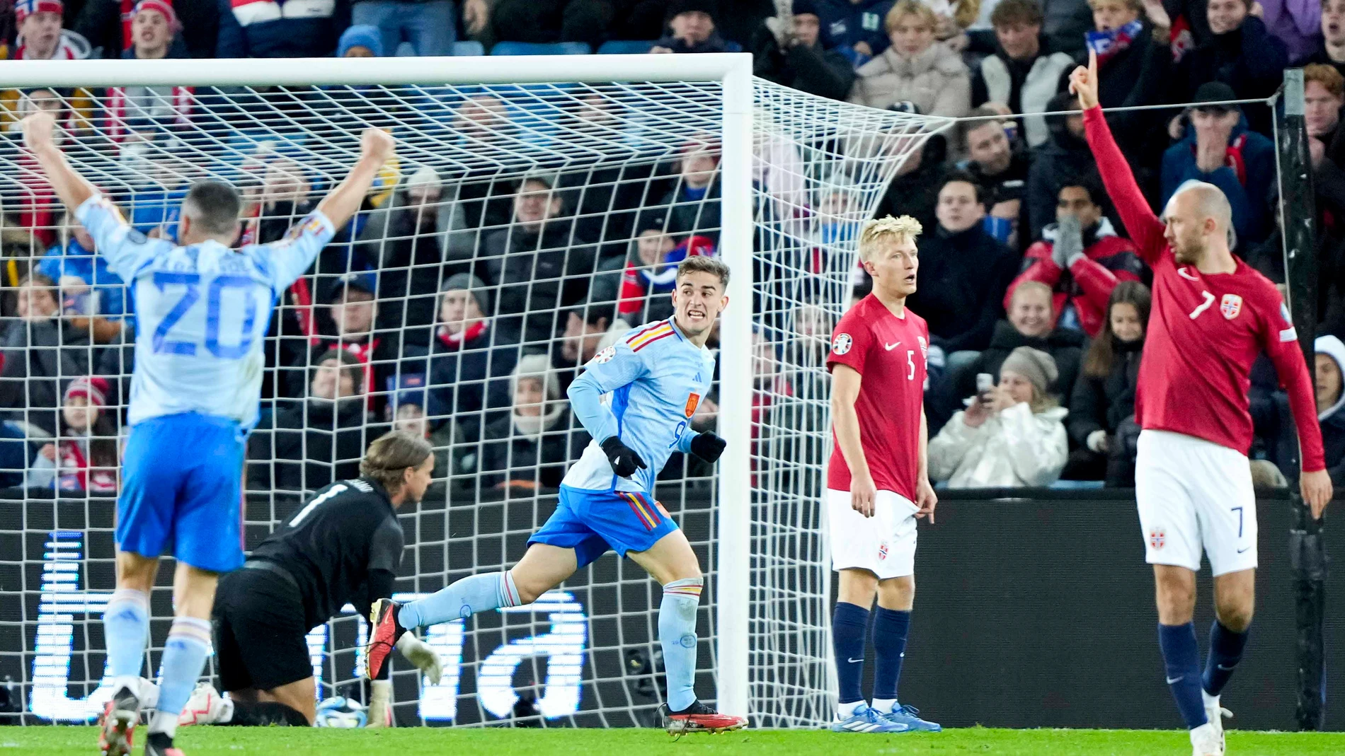 Oslo (Norway), 15/10/2023.- Spain's Gavi celebrates scoring the 0-1 goal during the UEFA EURO 2024 group A qualifying soccer match between Norway and Spain, in Oslo, Norway, 15 October 2023. (Noruega, España) EFE/EPA/FREDRIK VARFJELL NORWAY OUT