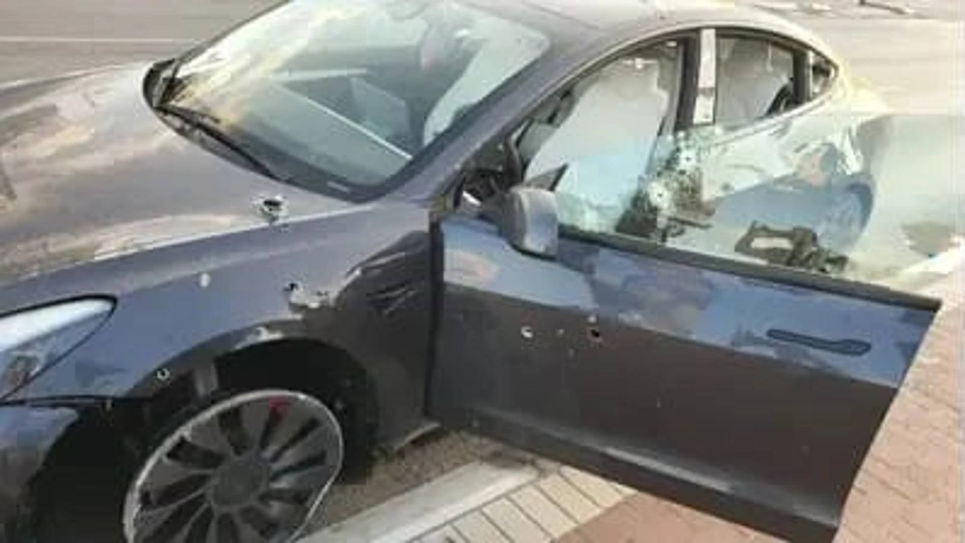 Cómo un Tesla Model 3 salvó la vida de un conductor israelí en su huida de 15 terroristas de Hamás.
