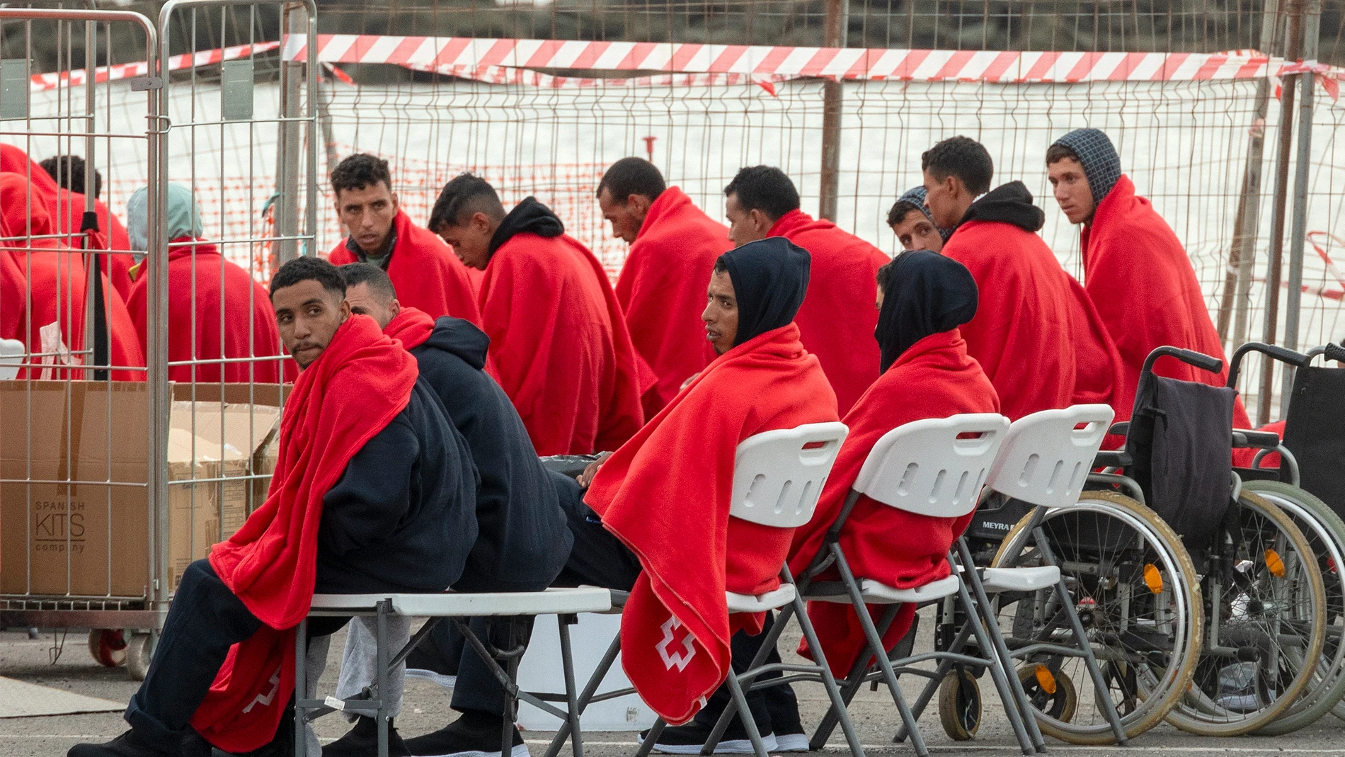 ARRECIFE (LANZAROTE), 16/10/2023.- La Salvamar Al Nair, de Salvamento Marítimo, ha rescatado este lunes a 52 personas de origen magrebí, entre ellas seis mujeres, cuando viajaban en una embarcación en aguas cercanas a Lanzarote. Todos han sido trasladados al muelle de Puerto Naos, en Arrecife. EFE/Adriel Perdomo