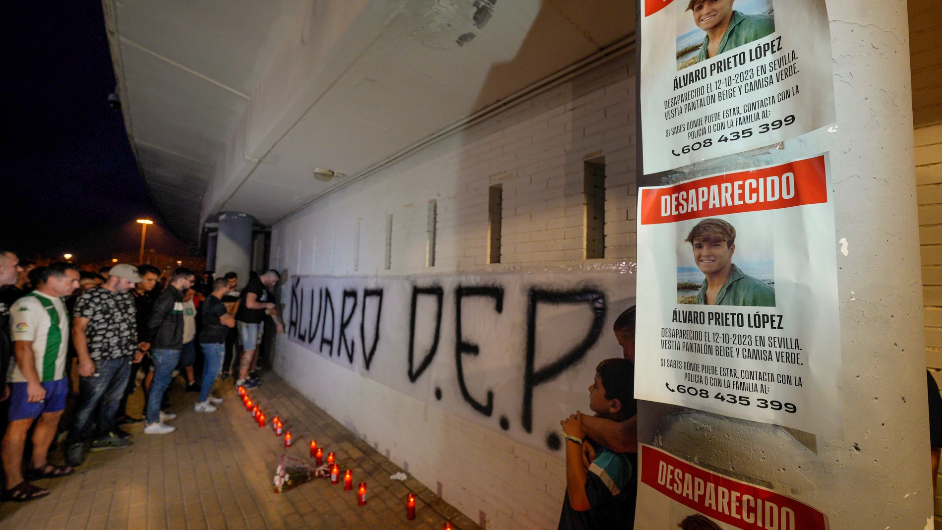 CORDOBA, 16/10/2023.- Homenaje en el estadio de El Arcangel para Álvaro Prieto al joven futbolista del Córdoba de categoría juvenil, que llevaba en paradero desconocido desde el 12 de octubre y que ha sido encontrado sin vida esta mañana en Sevilla. EFE/Rafa Alcaide