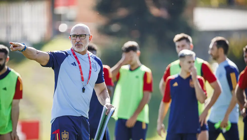 LAS ROZAS (CA MADRID), 10/10/2023.- El seleccionador nacional Luis de la Fuente durante el entrenamiento que el combinado nacional ha llevado a cabo este martes en la Ciudad Deportiva de Las Rozas, para preparar el partido ante Escocia que disputarán el próximo 12 de Octubre en el estadio de La Cartuja de Sevilla. EFE/ RFEF/Pablo García/SOLO USO EDITORIAL/SOLO DISPONIBLE PARA ILUSTRAR LA NOTICIA QUE ACOMPAÑA (CRÉDITO OBLIGATORIO)