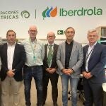 El delegado territorial de la Junta de Castilla y León en Salamanca, Eloy Ruiz, la diputada de Medio Ambiente, Pilar Sánchez, y el alcalde de Carbajosa de la Sagrada, Pedro Samuel Martín, acompañados del delegado de Iberdrola en Castilla y León, Miguel Calvo, y del jefe de la Cuenca del Duero, Ramón Delpuy, han visitado esta mañana el Centro de Operación Hidroeléctrico de Iberdrola,