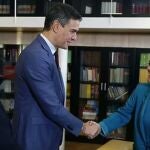 Pedro Sánchez saluda a Mertxe Aizpurua, portavoz de Bildu en el Congreso