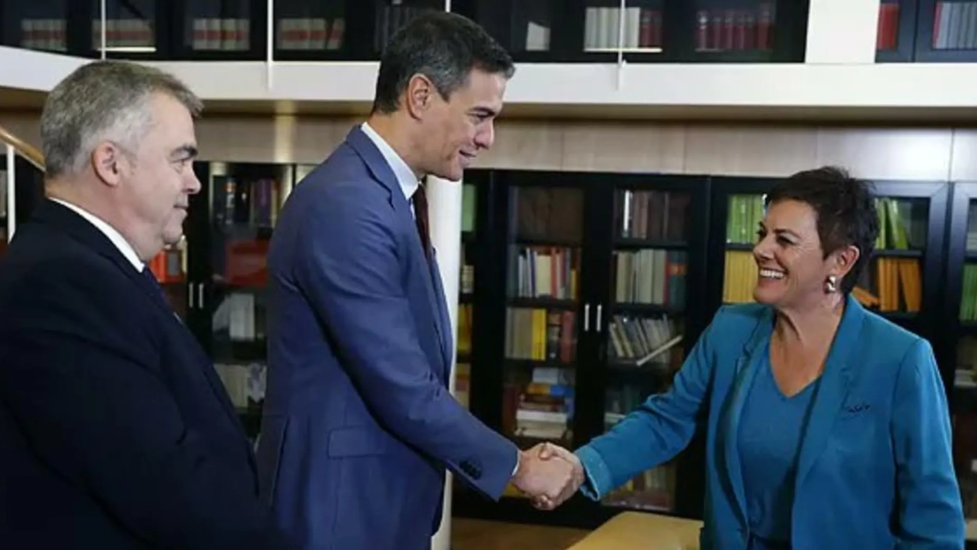 Pedro Sánchez saluda a Mertxe Aizpurua, portavoz de Bildu en el Congreso