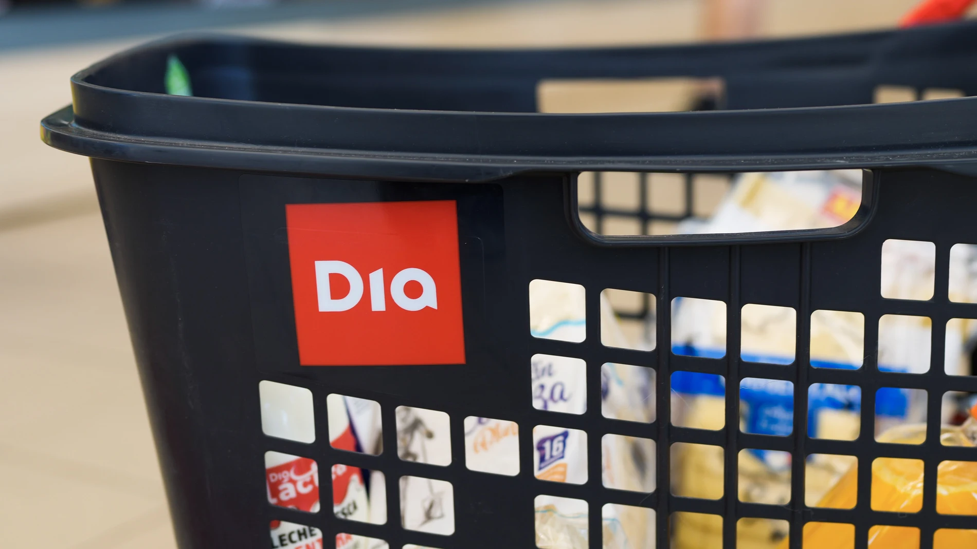 Detalle de un carrito de la compra de supermercados Dia