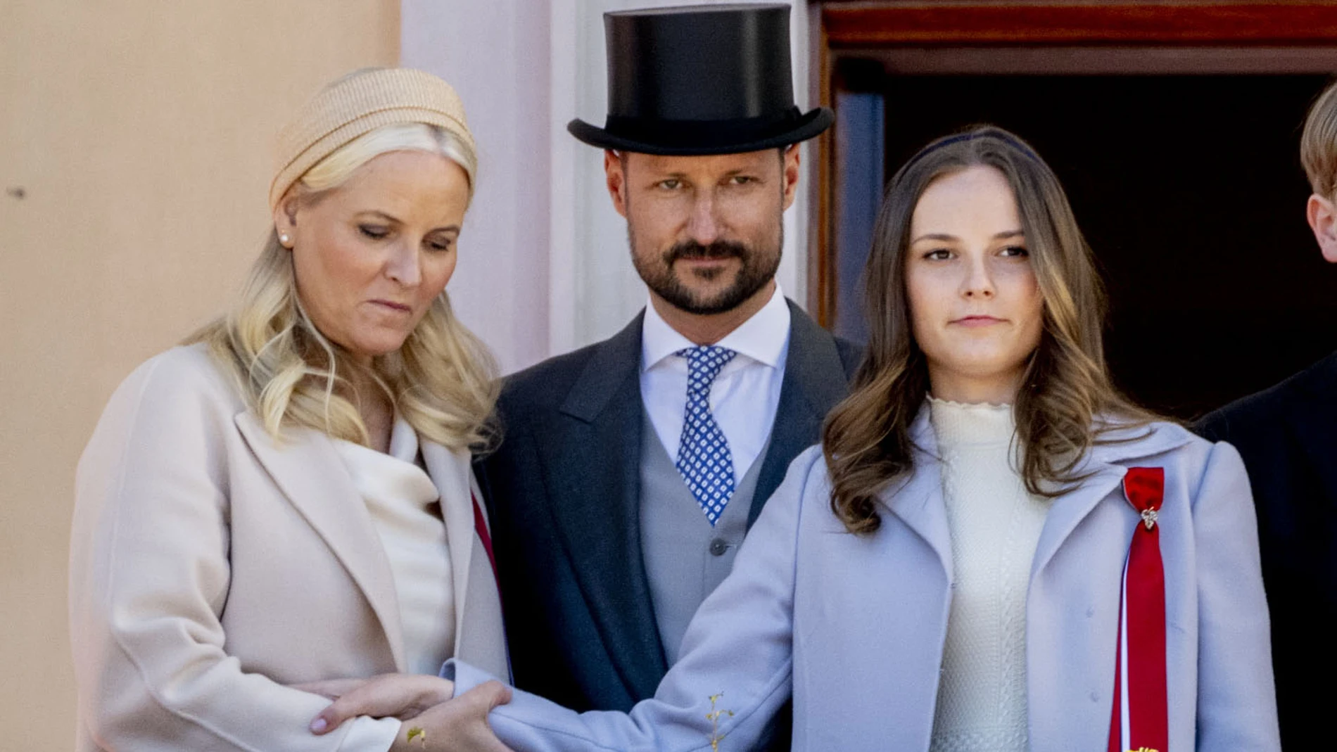 Ingrid de Noruega con sus padres, el príncipe Haakon y la princesa Mette-Marit