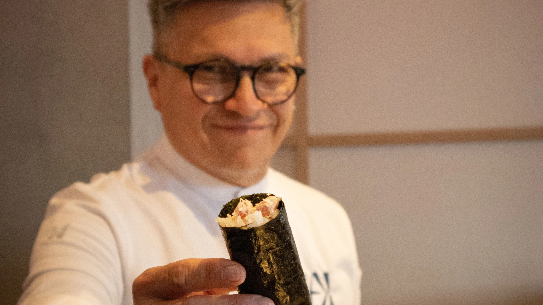 Luis Arévalo muestra uno de los hand rolls, que componen la carta