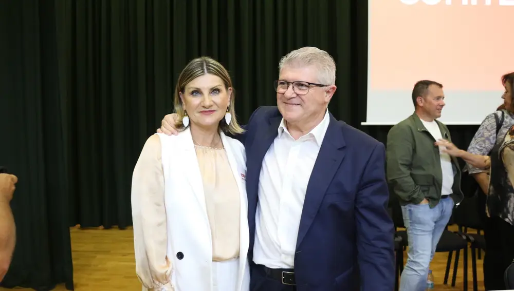 EL secretario general del PSOE de la Región de Murcia, Pepe Vélez, y la candidata a senadora autonómica, María Dolores Flores, En el Comité Regional