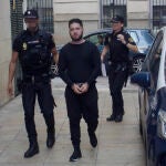 Francisco N.M. a su llegada a la Audiencia Provincial de Alicante, escoltado por al Policía.