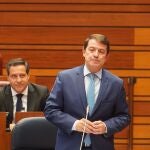 Mañueco, durante su cara a cara con el socialista Luis Tudanca en las Cortes
