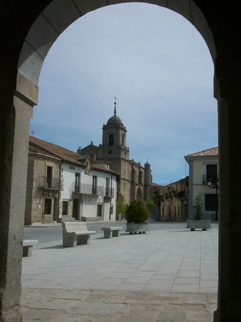 Villacastín con su iglesia al fondo