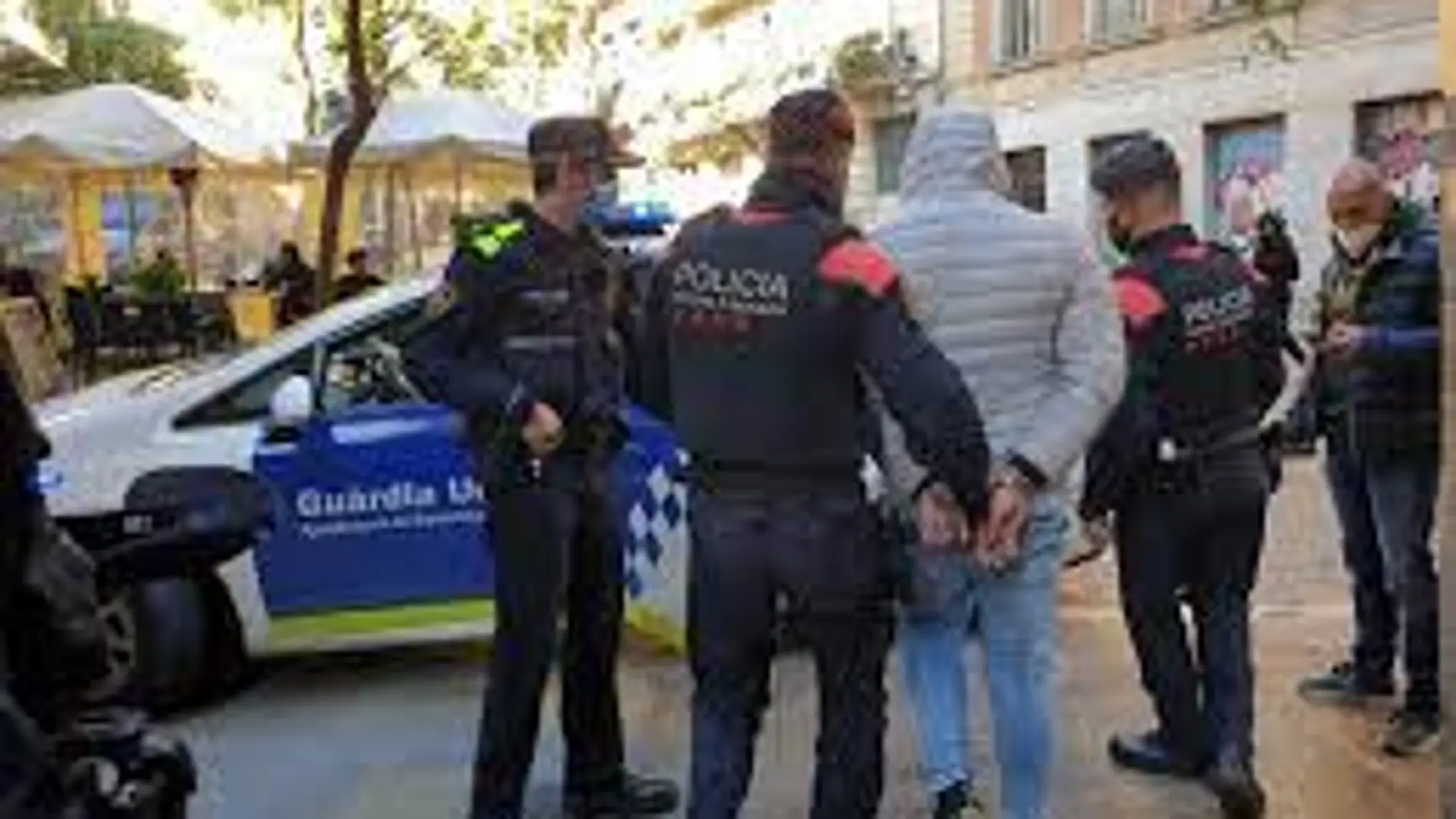 Patrulla de los Mossos y de la Guardia Urbana en Barcelona