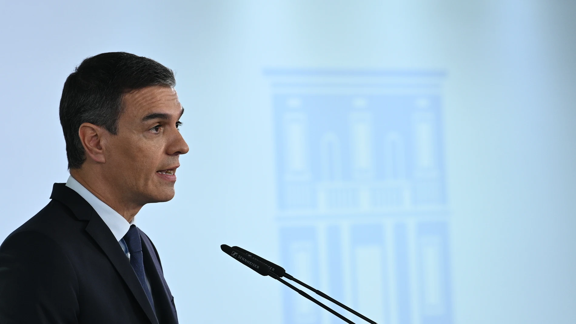 MADRID, 17/10/2023.-El presidente del Gobierno en funciones, Pedro Sánchez, atiende a la prensa tras participar en la reunión extraordinaria del Consejo Europeo, que ha tenido lugar por videoconferencia ante la situación que atraviesa Oriente Medio tras los ataques terroristas perpetrados por Hamás en Israel. EFE/Moncloa/ Borja Puig de la Bellacasa SOLO USO EDITORIAL/SOLO DISPONIBLE PARA ILUSTRAR LA NOTICIA QUE ACOMPAÑA (CRÉDITO OBLIGATORIO)