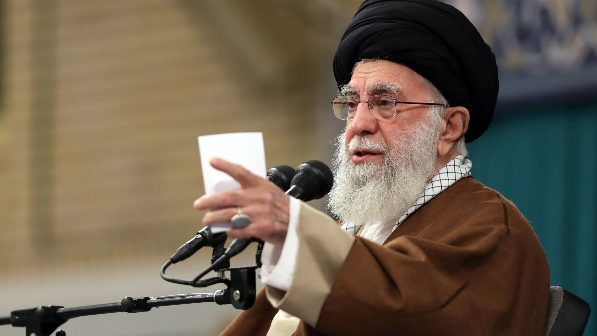 Tehran (Iran (islamic Republic Of)), 16/10/2023.- A handout photo made available by the Iranian supreme leader office shows Iranian Supreme Leader Ayatollha Ali Khamenei speaking during a ceremony in Tehran, Iran, 17 October 2023. Khamenei warned Israel to stop the attack on Gaza, saying 'if the crimes continue, no one will be able to stop the Muslims and the Resistance forces'. (Teherán) EFE/EPA/Iranian supreme leader office HANDOUT HANDOUT EDITORIAL USE ONLY/NO SALES HANDOUT EDITORIAL USE O...