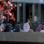 Estudiantes esperan para entrar a un examen