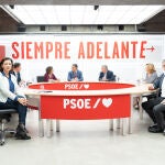 Pedro Sánchez, ayer en la sede de Ferraz con la comisión negociadora del PSOE que intentará cerrar un acuerdo para la investidura