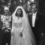 Fotografía de archivo, tomada el 12/10/1947, de la Duquesa de Alba, Cayetana Fitz-James Stuart y Silva, con Luis Martínez de Irujo y Artacoz, hijo de los duques de Sotomayor, el día de su boda en la Catedral de Sevilla
