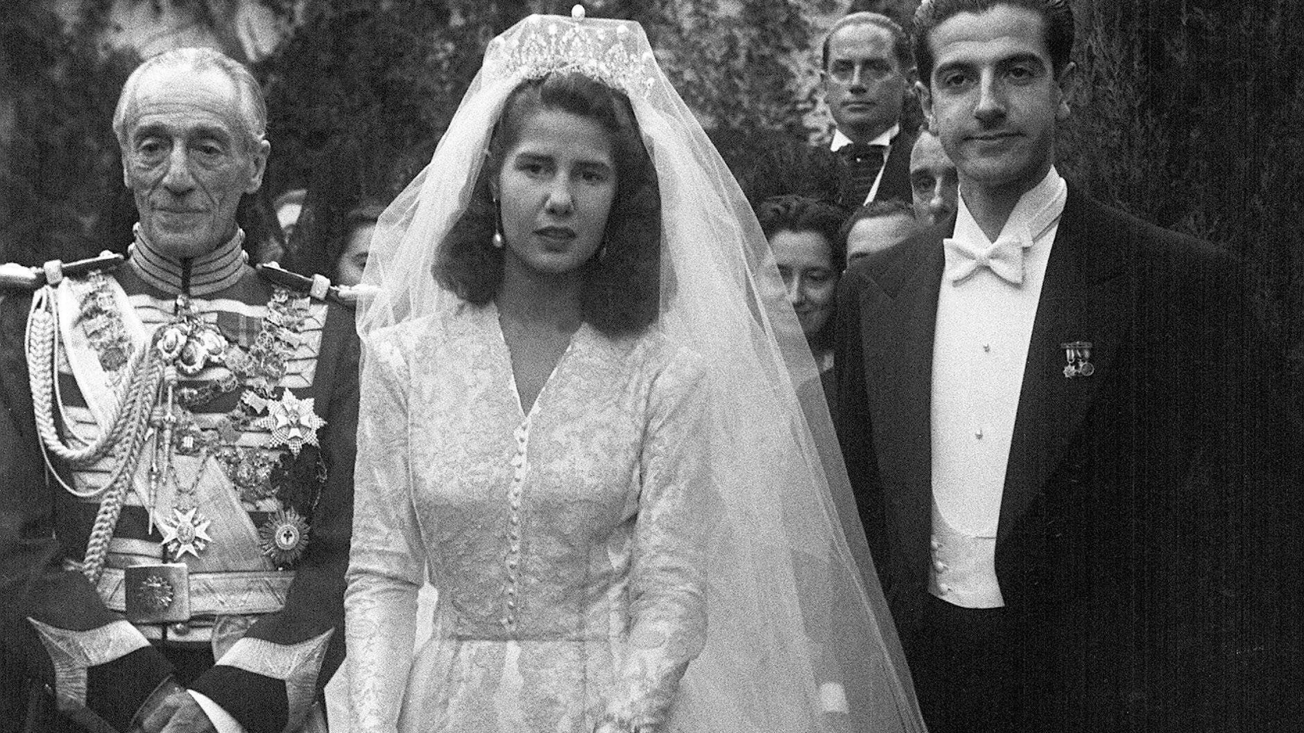 Fotografía de archivo, tomada el 12/10/1947, de la Duquesa de Alba, Cayetana Fitz-James Stuart y Silva, con Luis Martínez de Irujo y Artacoz, hijo de los duques de Sotomayor, el día de su boda en la Catedral de Sevilla