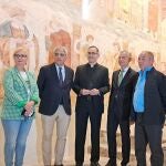 La delegada territorial de la Junta en Zamora, Leticia García; el director general de Patrimonio, Juan Carlos Prieto Vielba; el párroco de la ermita de Muga de Sayago, el presidente de la Fundación Iberdrola España, Fernando García Sánchez, y el teniente de alcalde del Ayuntamiento de la localidad zamorana, en la presentación del libro