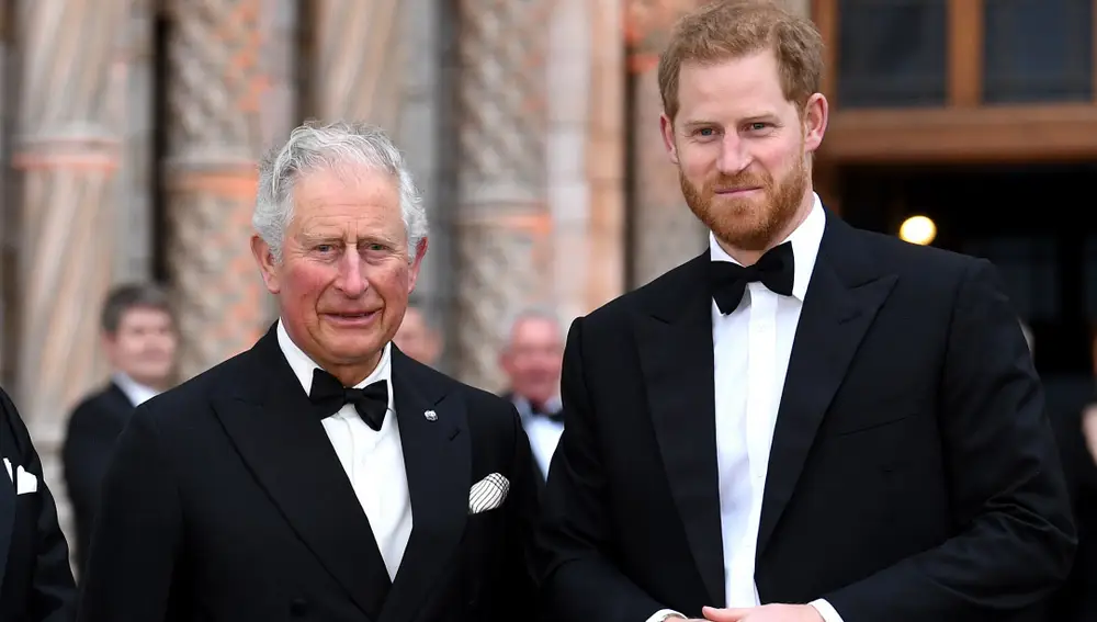 El príncipe Harry con el Rey Carlos III