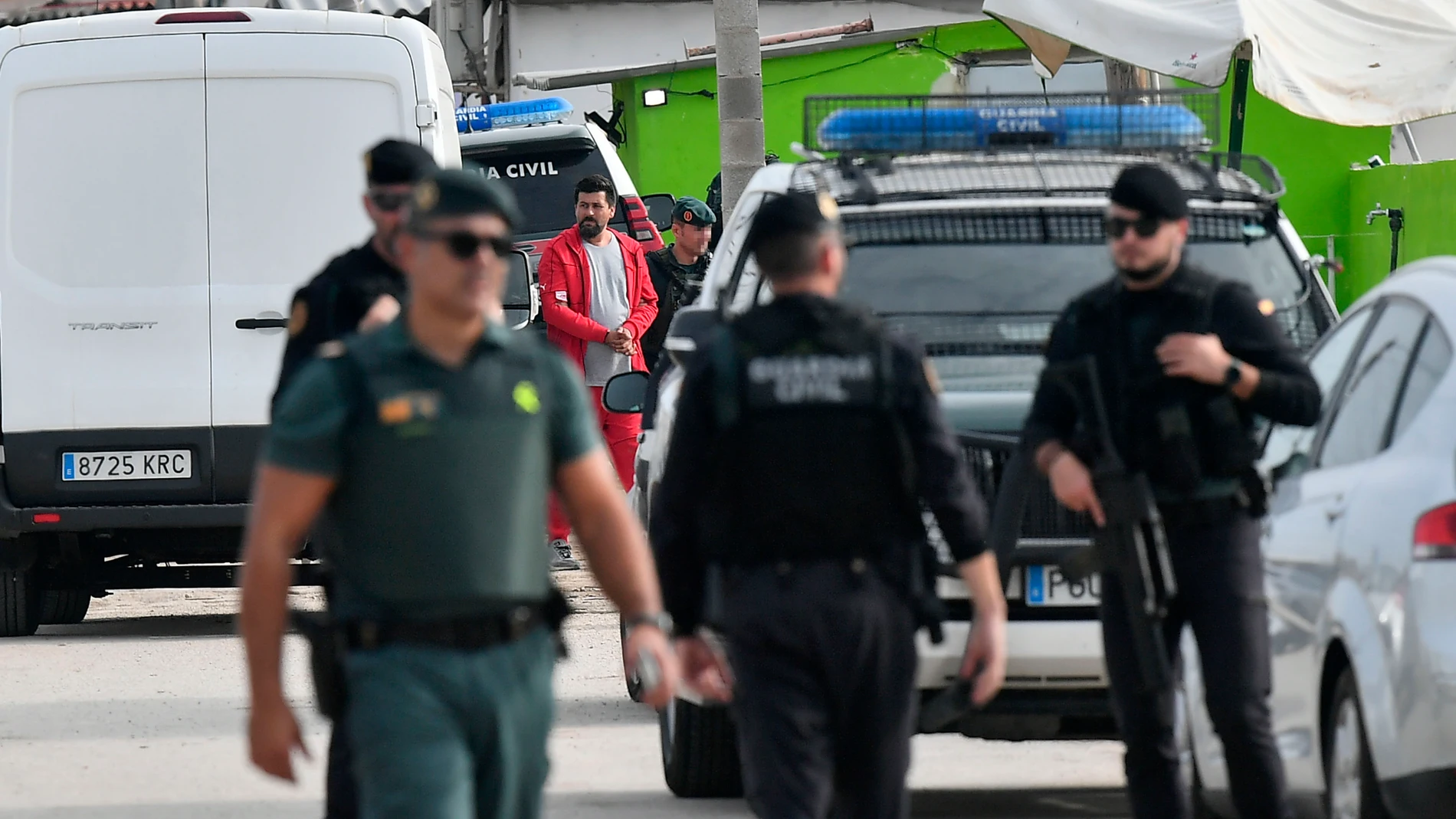 PALMA DE MALLORCA, 17/10/2023.- Agentes de la Policía Nacional y de la Guardia Civil desarrollan desde primera hora de la mañana de este martes una operación conjunta contra el tráfico de drogas y el crimen organizado en Mallorca. El operativo policial está realizando registros en diferentes barriadas de Palma, en el poblado de Son Banya y varias localidades de Mallorca. EFE/ Miquel A. Borràs