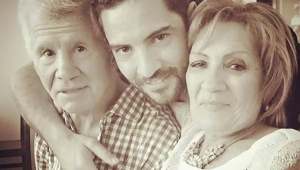 David Bisbal junto a sus padres