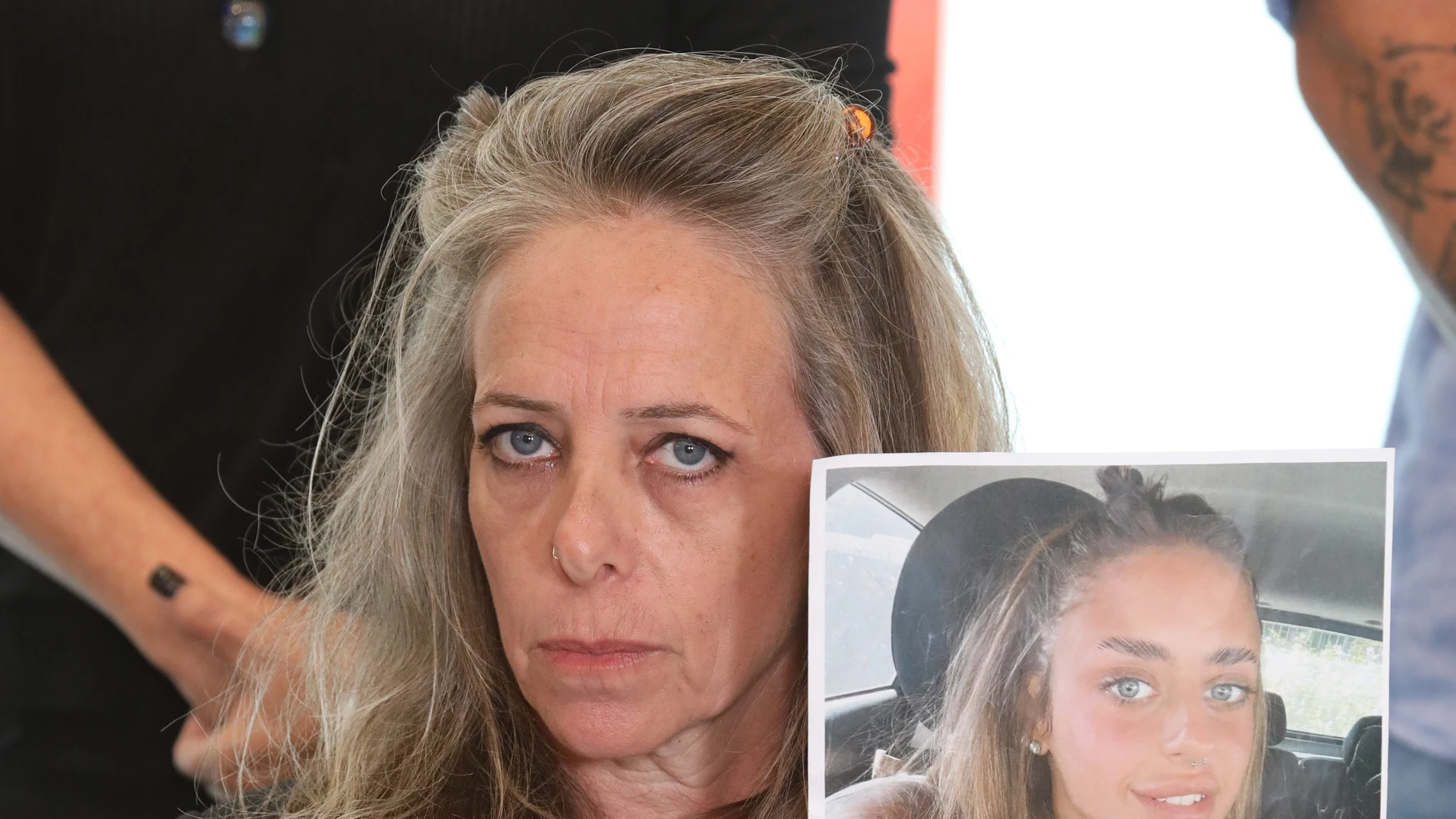 Tel Aviv (Israel), 17/10/2023.- Keren Shelf, the mother of Israeli-French citizen Mia Shem, who is among some 200 people being held hostage by Hamas in Gaza, holds up a picture of her daughter during a press conference in Tel Aviv, Israel, 17 October 2023. Hamas published a video October 16 showing Mia receiving medical treatment for a wound to her arm in captivity, claiming she was abducted from the site of a music festival where at least 260 people were killed. EFE/EPA/ABIR SULTAN