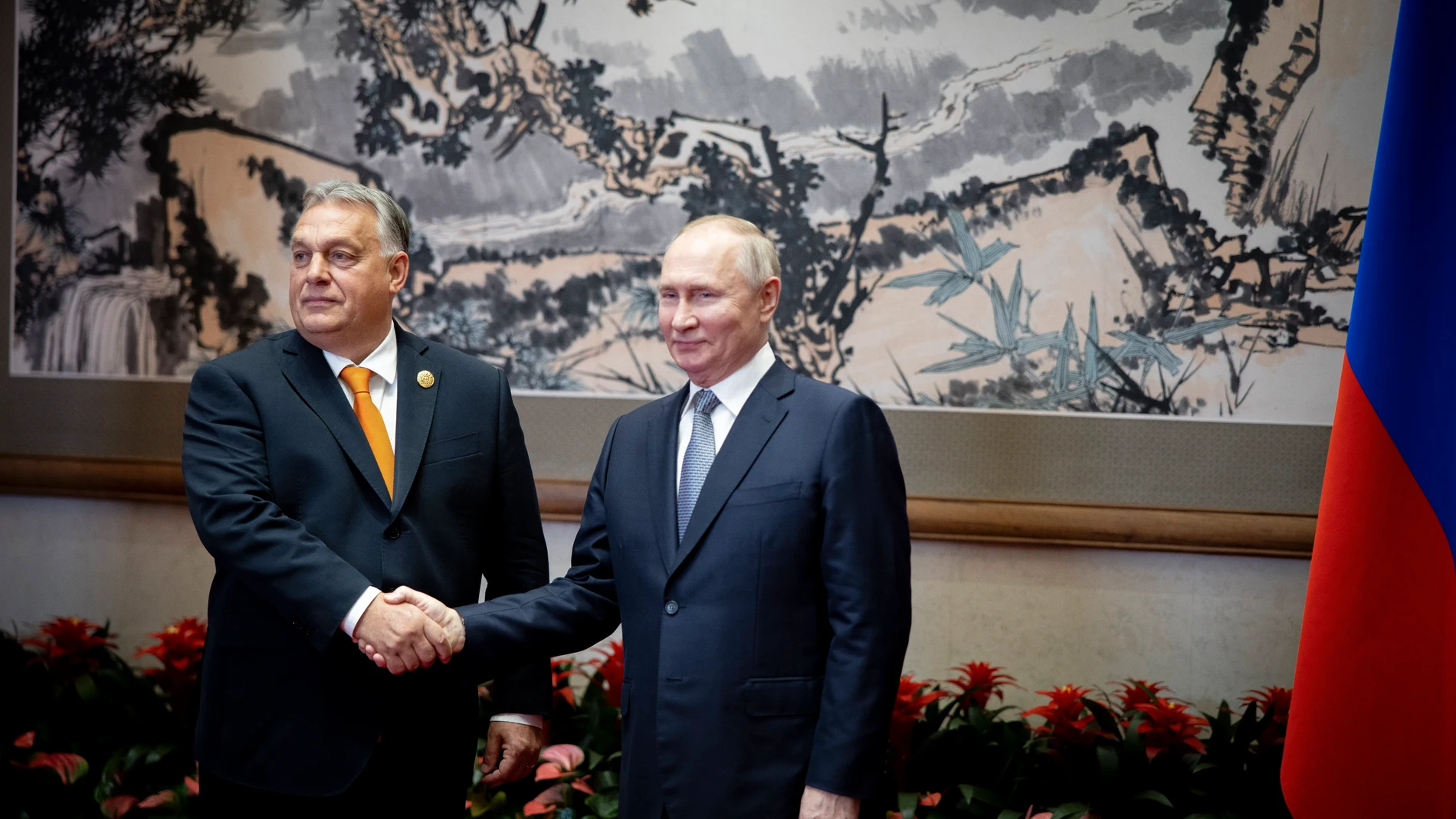 Beijing (China), 17/10/2023.- In this picture issued by the Hungarian PM's Press Office shows Hungarian Prime Minister Viktor Orban (L) and Russian President Vladimir Putin shake hands during their talks on the sidelines of the third summit of the Belt and Road Forum in Beijing, China, 17 October 2023. The international leaders' meeting takes place on 17 and 18 in Beijing. (Hungría, Rusia) EFE/EPA/ZOLTAN FISCHER / HUNGARIAN PM'S PRESS OFFICE / HANDOUT HANDOUT EDITORIAL USE ONLY/NO SALES HANDO...