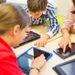 El tiempo frente a las pantallas podría alterar la capacidad de procesar sensaciones de tus hijos.