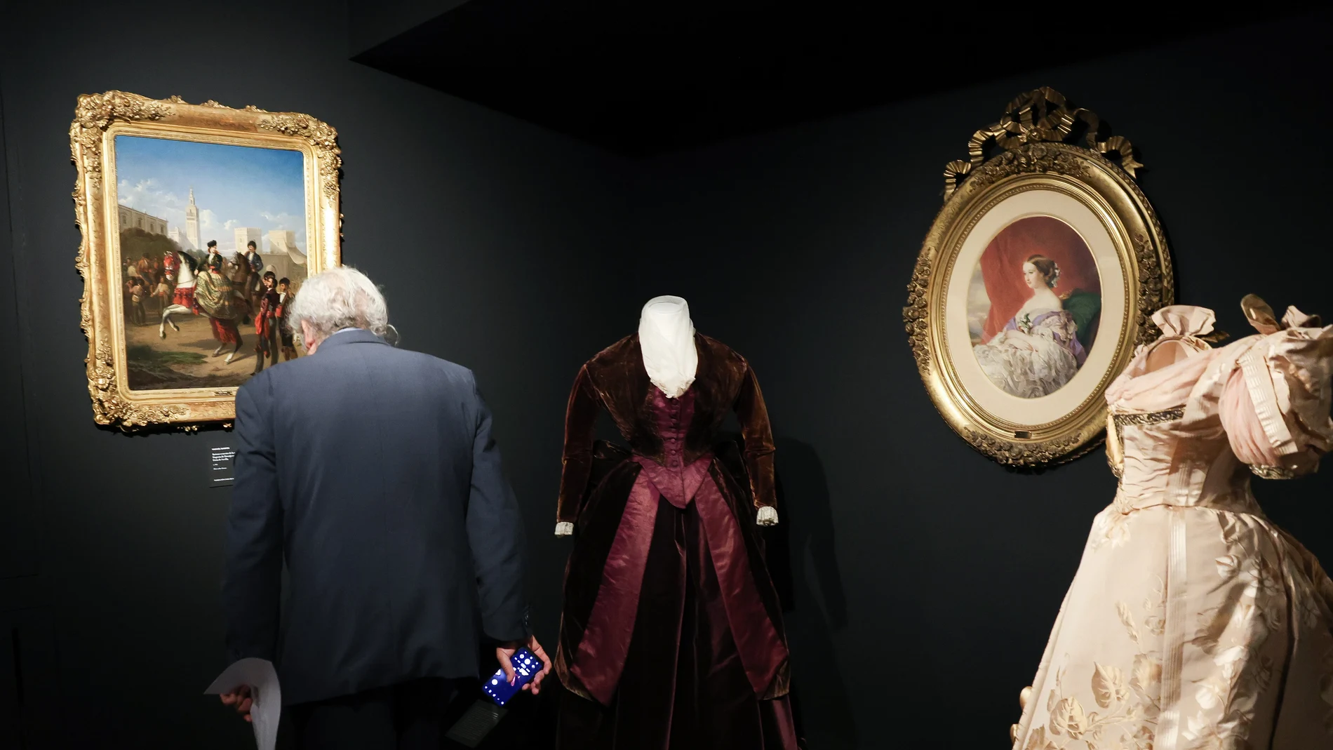 Varias prendas de ropa expuestas durante la presentación de la exposición ‘La moda en la Casa de Albaí, en el Palacio de Liria, a 18 de octubre de 2023, en Madrid.